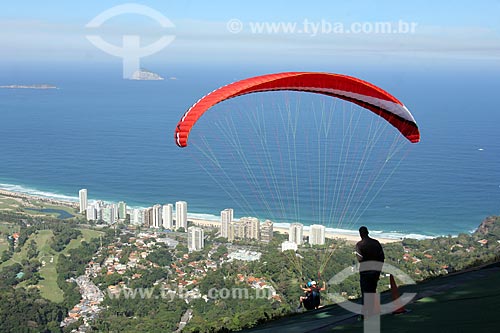  Paraglider take-off from Pedra Bonita (Bonita Stone)/Pepino ramp with the Sao Conrado Beach in the background  - Rio de Janeiro city - Rio de Janeiro state (RJ) - Brazil