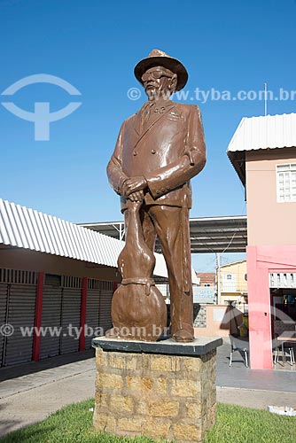  Statue in tribute of the repentista Cego Aderaldo near to Quixada Bus Terminal  - Quixada city - Ceara state (CE) - Brazil