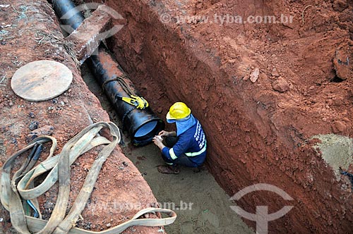  Detail of labourer - construction site for new water supply of the Autonomous Municipal Water and Sewage Service (SEMAE) - water and sewage treatment services concessionaire  - Sao Jose do Rio Preto city - Sao Paulo state (SP) - Brazil