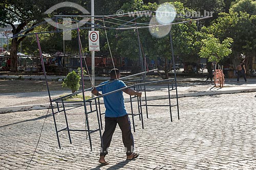  Street vendor carrying tent structure  - Fortaleza city - Ceara state (CE) - Brazil