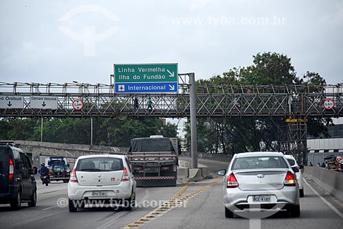  Traffic - Brasil Avenue with the access way to Red Line (Linha Vermelha) to the right  - Rio de Janeiro city - Rio de Janeiro state (RJ) - Brazil