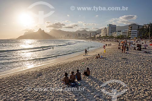  People observing the sunset from Arpoador Beach  - Rio de Janeiro city - Rio de Janeiro state (RJ) - Brazil