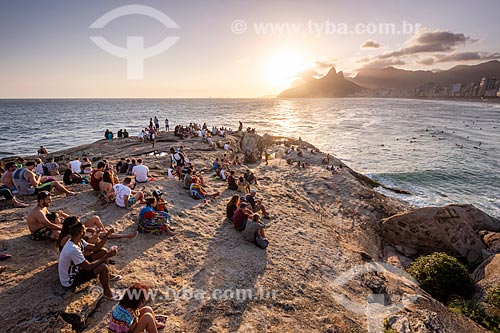  People observing the sunset from Arpoador Stone  - Rio de Janeiro city - Rio de Janeiro state (RJ) - Brazil