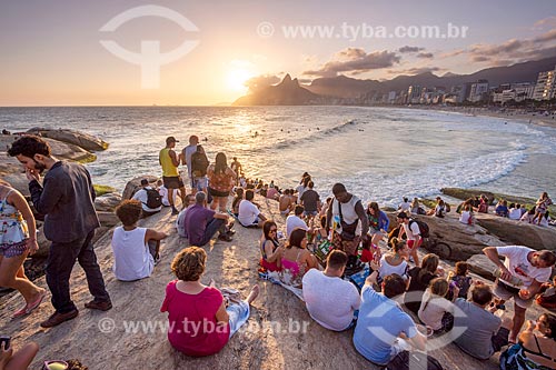  People observing the sunset from Arpoador Stone  - Rio de Janeiro city - Rio de Janeiro state (RJ) - Brazil