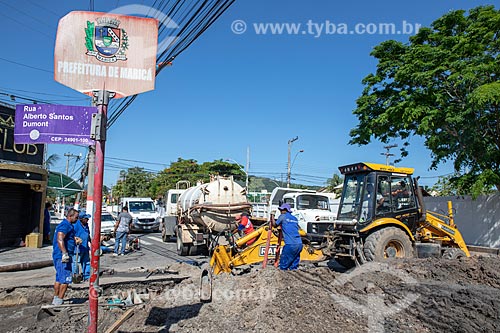  Labourer of State Company for Water and Sewage (CEDAE) doing the maintaining the sewer pipe - corner of Alberto Santos Dumont Street with Alvares de Castro Street  - Marica city - Rio de Janeiro state (RJ) - Brazil