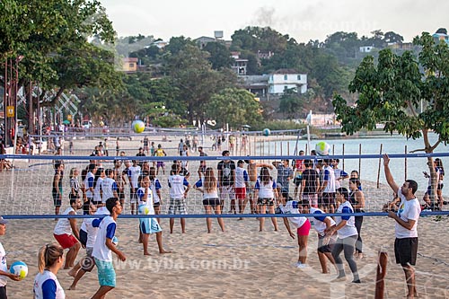  Youngs of the Esporte Presente Program - Department of Sport and Leisure of the Municipality of Marica playing beach volleyball - Aracatiba Lagoon waterfront  - Marica city - Rio de Janeiro state (RJ) - Brazil