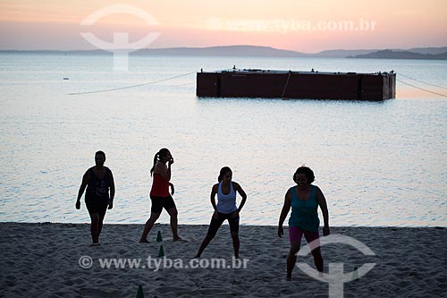  silhouette of women practicing functional training - Aracatiba Lagoon waterfront during the sunset  - Marica city - Rio de Janeiro state (RJ) - Brazil