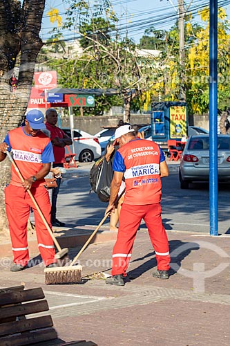  Street sweeper cleaning
Conselheiro Macedo Soares Square  - Marica city - Rio de Janeiro state (RJ) - Brazil