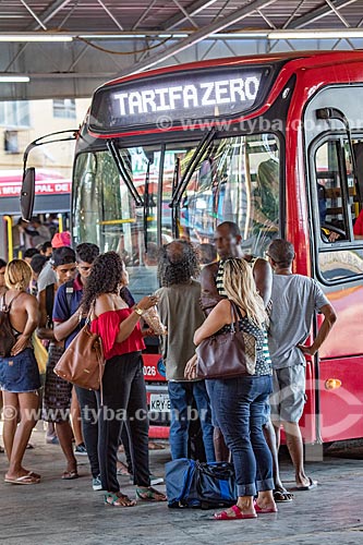  Queue of passengers - People of Marica Bus Station with the bus of the Public Transport Company of the Municipality of Marica with the electronic panel that says: zero tariff  - Marica city - Rio de Janeiro state (RJ) - Brazil