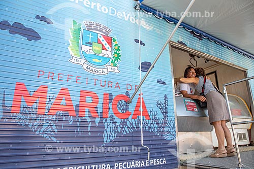  Woman buying fish - Fish Truck Project - Secretariat of Agriculture, Livestock and Fisheries of the Municipality of Marica - project with the objective of selling fresh fish at low cost  - Marica city - Rio de Janeiro state (RJ) - Brazil