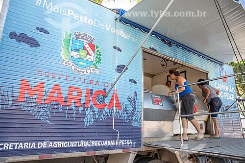  Women buying fish - Fish Truck Project - Secretariat of Agriculture, Livestock and Fisheries of the Municipality of Marica - project with the objective of selling fresh fish at low cost  - Marica city - Rio de Janeiro state (RJ) - Brazil