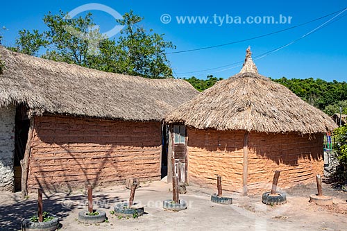  Clay house with thatched roof - Mata Verde Bonita Village (Tekoa Ka Aguy Ovy Pora) of the Guarani tribe  - Marica city - Rio de Janeiro state (RJ) - Brazil
