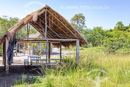  Wood construction with thatched roof - Mata Verde Bonita Village (Tekoa Ka Aguy Ovy Pora) of the Guarani tribe  - Marica city - Rio de Janeiro state (RJ) - Brazil