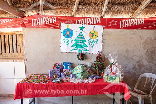  Table with Christmas presents at the closing party of the school year - Municipal School Guarani Bilingual Para Poty Nhe Ja (Portuguese - Guarani) - Mata Verde Bonita Village (Tekoa Ka Aguy Ovy Pora) of the Guarani tribe  - Marica city - Rio de Janeiro state (RJ) - Brazil