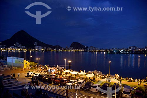  View of the Rodrigo de Freitas Lagoon waterfront during the nightfall  - Rio de Janeiro city - Rio de Janeiro state (RJ) - Brazil