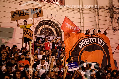  Manifestation in favor of Fernando Haddad - presidential candidate for the Workers Party (PT) - opposite to Pedro Ernesto Palace (1923) - headquarters of Municipal Chamber of Rio de Janeiro city  - Rio de Janeiro city - Rio de Janeiro state (RJ) - Brazil