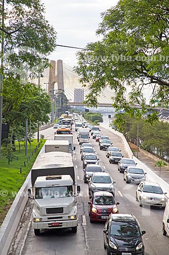  Traffic - south lane - Marginal Tiete - Professor Simao Faiguenboim Highway - with the Governador Orestes Quercia Brigde (2011) in the background  - Sao Paulo city - Sao Paulo state (SP) - Brazil