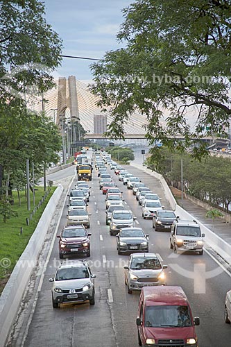  Traffic - south lane - Marginal Tiete - Professor Simao Faiguenboim Highway - with the Governador Orestes Quercia Brigde (2011) in the background  - Sao Paulo city - Sao Paulo state (SP) - Brazil