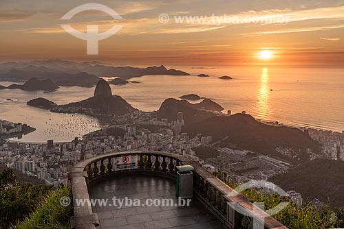  View of Sugarloaf and Botafogo Bay from Christ the Redeemer mirante during the dawn  - Rio de Janeiro city - Rio de Janeiro state (RJ) - Brazil