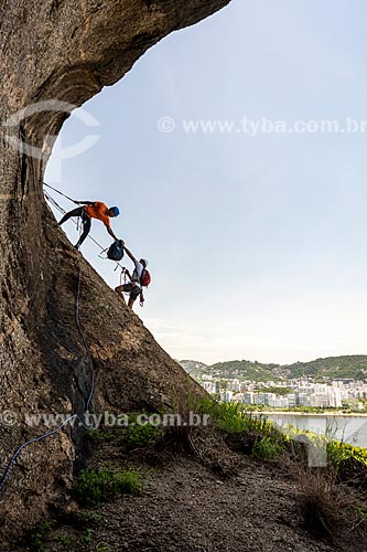  Practitioners of slackline riding the strip - ibis of the Sugarloaf - hollow of the Sugar Loaf stone forming the silhouette of a bird  - Rio de Janeiro city - Rio de Janeiro state (RJ) - Brazil