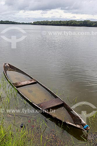  Berthed canoe on the banks of Uatuma River  - Amazonas state (AM) - Brazil