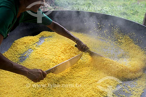  Detail of process for the production of cassava flour - roasting  - Amazonas state (AM) - Brazil