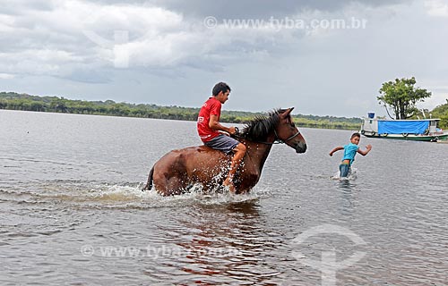  Riverine children playing - Uatuma River  - Amazonas state (AM) - Brazil