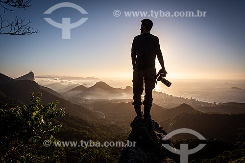  Photographer - Rock of Proa (Rock of Prow) during the dawn  - Rio de Janeiro city - Rio de Janeiro state (RJ) - Brazil