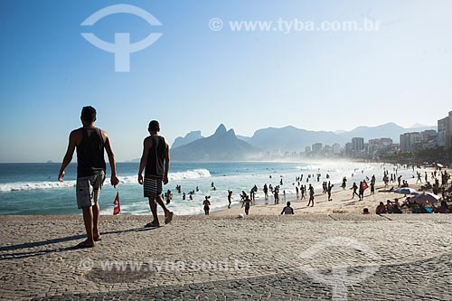  Bathers - Arpoador Beach with the Morro Dois Irmaos (Two Brothers Mountain) and Rock of Gavea in the background  - Rio de Janeiro city - Rio de Janeiro state (RJ) - Brazil