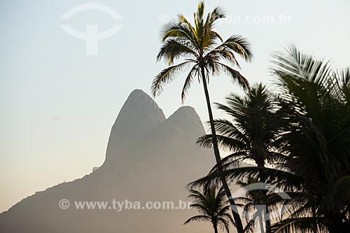  View of Morro Dois Irmaos (Two Brothers Mountain) from Arpoador Beach during the sunset  - Rio de Janeiro city - Rio de Janeiro state (RJ) - Brazil