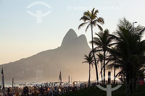  View of Morro Dois Irmaos (Two Brothers Mountain) from Arpoador Beach during the sunset  - Rio de Janeiro city - Rio de Janeiro state (RJ) - Brazil