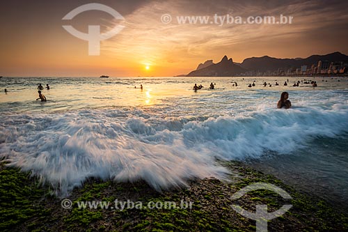  Bathers - Arpoador Beach during the sunset  - Rio de Janeiro city - Rio de Janeiro state (RJ) - Brazil
