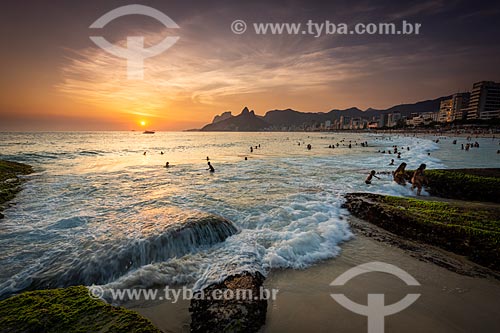  Bathers - Arpoador Beach during the sunset  - Rio de Janeiro city - Rio de Janeiro state (RJ) - Brazil