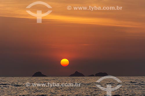  View of the sunset of Tijucas Islands from Arpoador Beach  - Rio de Janeiro city - Rio de Janeiro state (RJ) - Brazil