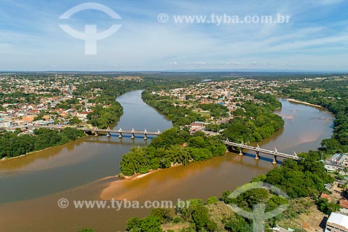  Picture taken with drone of the bridge BR-070 highway over of Aragarcas city - to the left - Pontal do Araguaia city and Barra do Garcas city - to the right - natural boundary between Mato Grosso and Goias states  - Barra do Garcas city - Mato Grosso state (MT) - Brazil