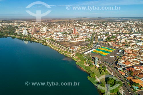  Picture taken with drone of the Itumbiara city with the Paranaiba River and Capim de Ouro Square - to the right - decorated with flags during the World Cup 2018 - natural boundary between Goias and Minas Gerais states  - Itumbiara city - Goias state (GO) - Brazil