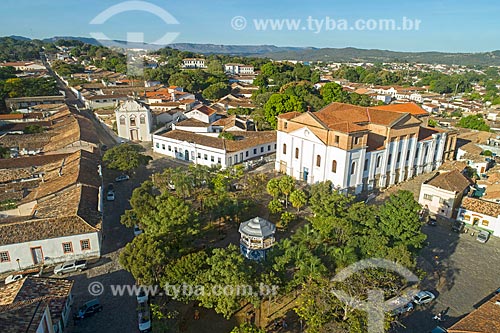  Picture taken with drone of the Bandstand Square with the Saint Anne Mother Church (1743), Conde dos Arcos Palace - to the right - with the Our Lady of the Good Death Church (1779) in the background  - Goias city - Goias state (GO) - Brazil