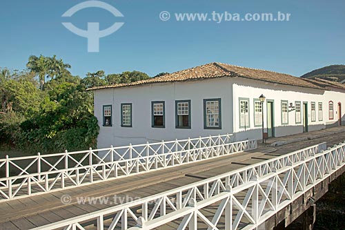  Bridge over of Vermelho River (Red River) with the Cora Coralina House Museum - house where lived the writer Cora Coralina - in the background  - Goias city - Goias state (GO) - Brazil