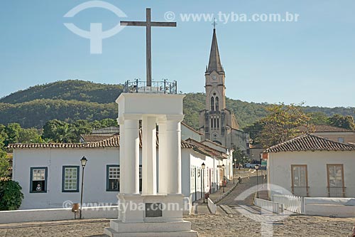  Anhanguera Cross - starting point of entry of the Bandeirantes in territory goiano - with the Cora Coralina House Museum - house where lived the writer Cora Coralina - and Our Lady of the Good Death Church (1779) in the background  - Goias city - Goias state (GO) - Brazil