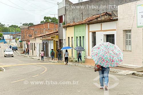  People protecting themselves from the sun with umbrella  - Divina Pastora city - Sergipe state (SE) - Brazil