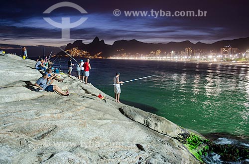  Fishermen - Arpoador Stone during the nightfall  - Rio de Janeiro city - Rio de Janeiro state (RJ) - Brazil