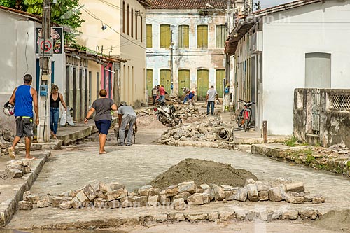 Labourer placing parallelepipeds street in the Laranjeiras city historic center  - Laranjeiras city - Sergipe state (SE) - Brazil