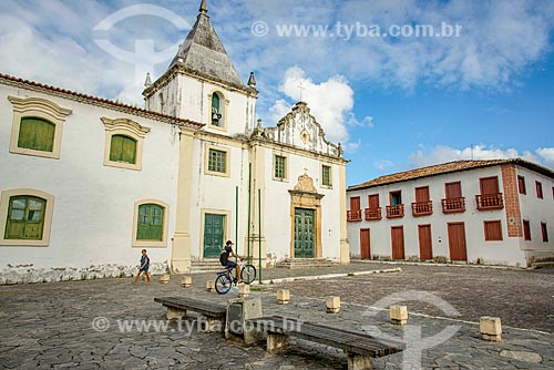 Facade of the old church and Holy House of Mercy - current Home of Sisters of the Immaculate Conception - to the left - with the Historic house in Sao Cristovao city - now houses the National Institute of Historic and Artistic Heritage (IPHAN)  - Sao Cristovao city - Sergipe state (SE) - Brazil