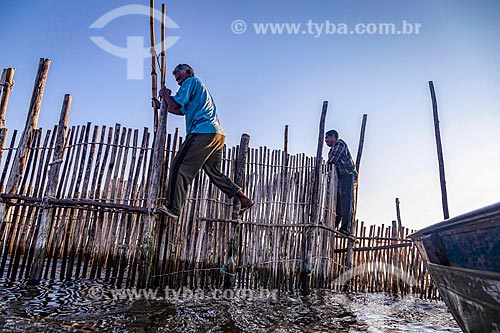  Fishermen riding fishing corral - Guanabara Bay during the dawn  - Mage city - Rio de Janeiro state (RJ) - Brazil