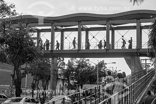  Silhouette of pedestrians - access footbridge to Nova America / Del Castilho Station of Rio Subway - Nova America Mall  - Rio de Janeiro city - Rio de Janeiro state (RJ) - Brazil