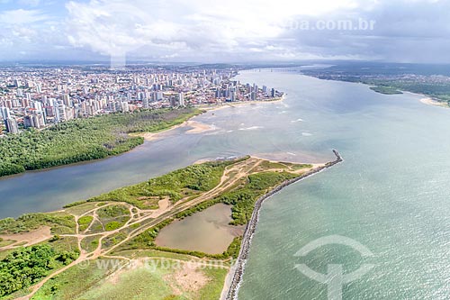  Picture taken with drone of the Poxim river mouth - to the left - with the Sergipe River and the July Thirteen neighborhood in the background  - Aracaju city - Sergipe state (SE) - Brazil