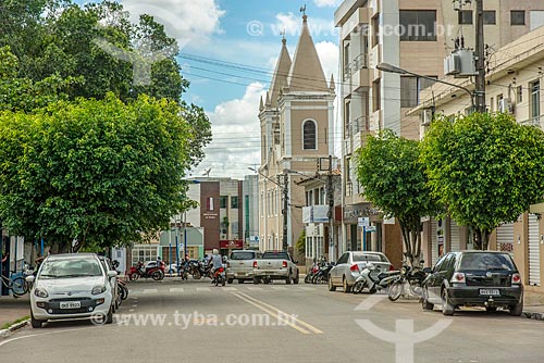 View of the Ivo de Carvalho Avenue with the Fausto Cardoso Square - to the left - and the Saint Anthony and Itabaiana Souls Mother Church (1675) in the background  - Itabaiana city - Paraiba state (PB) - Brazil