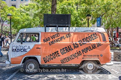  Kombi with loudspeaker system in Praça do Ferreira summoning the population to act as a boycott of the elections  - Fortaleza city - Ceara state (CE) - Brazil