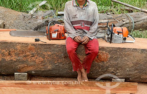  Locksmith with chainsaw - amazonian region  - Novo Airao city - Amazonas state (AM) - Brazil