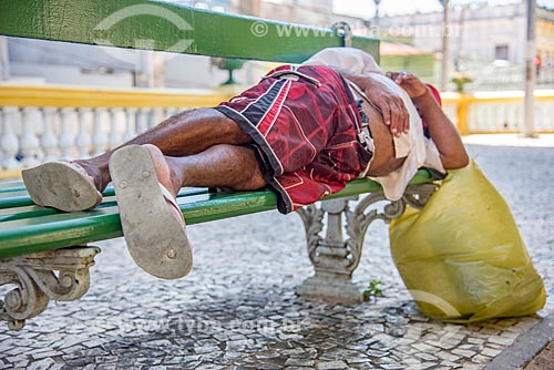  Homeless sleeping on bench in square  - Fortaleza city - Ceara state (CE) - Brazil